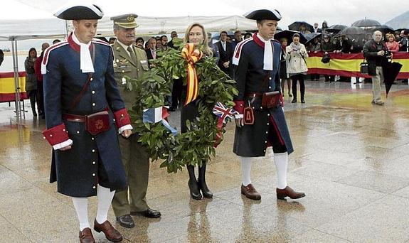 Fernando Rodríguez Insausti y Milagros Rozadilla durante la ofrenda floral. 