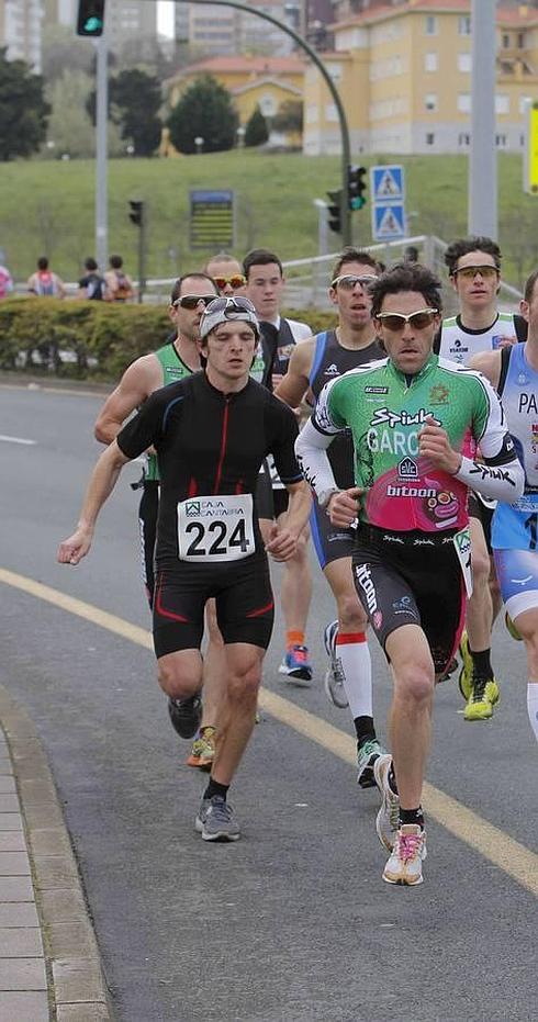 Fernando García Aja encabeza un grupo en la carrera a pie.