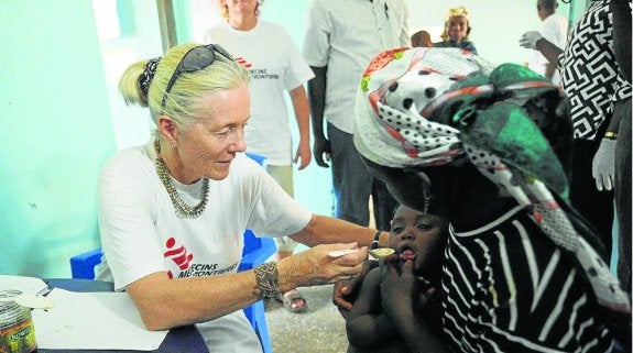 Una cooperante de Médicos Sin Fronteras durante durante una campaña en Nigeria. 