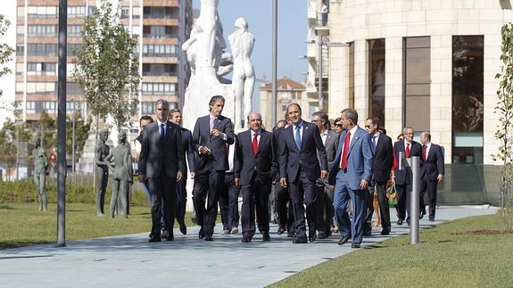 Las autoridades recorren los nuevos Jardines de Pereda.