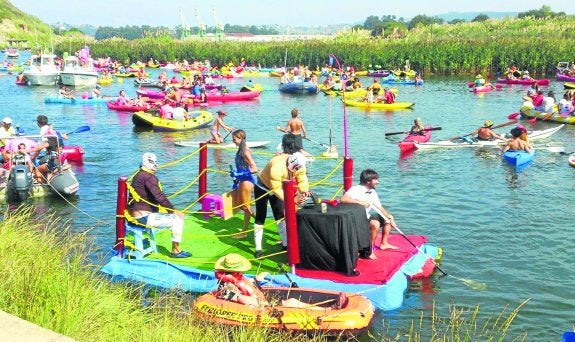 Suances se divierte en la ría a bordo de sus botes 'locos'