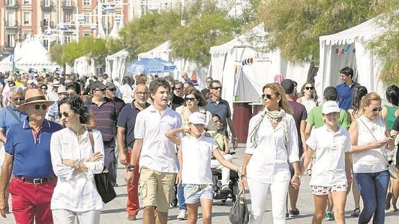 La gente se echó a la calle, pero para caminar por el paseo marítimo, no para comprar.