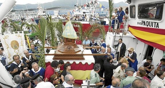 Santoña embarca a su patrona