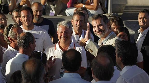 El Rey, hoy en Santander, saluda a la cámara.