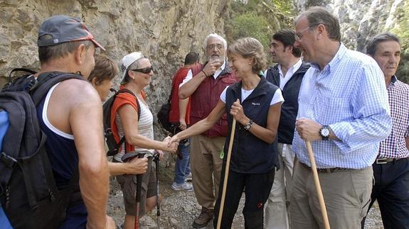 La ministra saluda a varios excursionistas en la ruta del Cares.