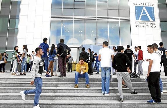 Los primeros alumnos de la Universidad Europea del Atlántico, en la entrada principal del edificio construido en el Pctcan. 