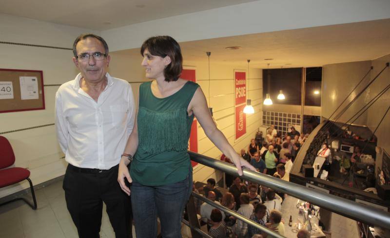 Cruz Viadero junto a la alcaldesa en la sede del partido en Torrelavega