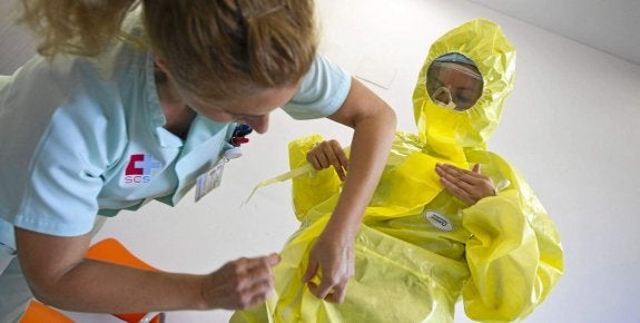Personal sanitario de Valdecilla, durante un curso de entrenamiento sobre la puesta y retirada de los trajes de protección. 