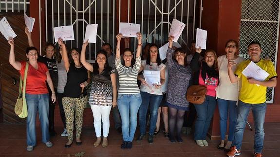 Los alumnos posan orgullosos con sus acreditaciones.