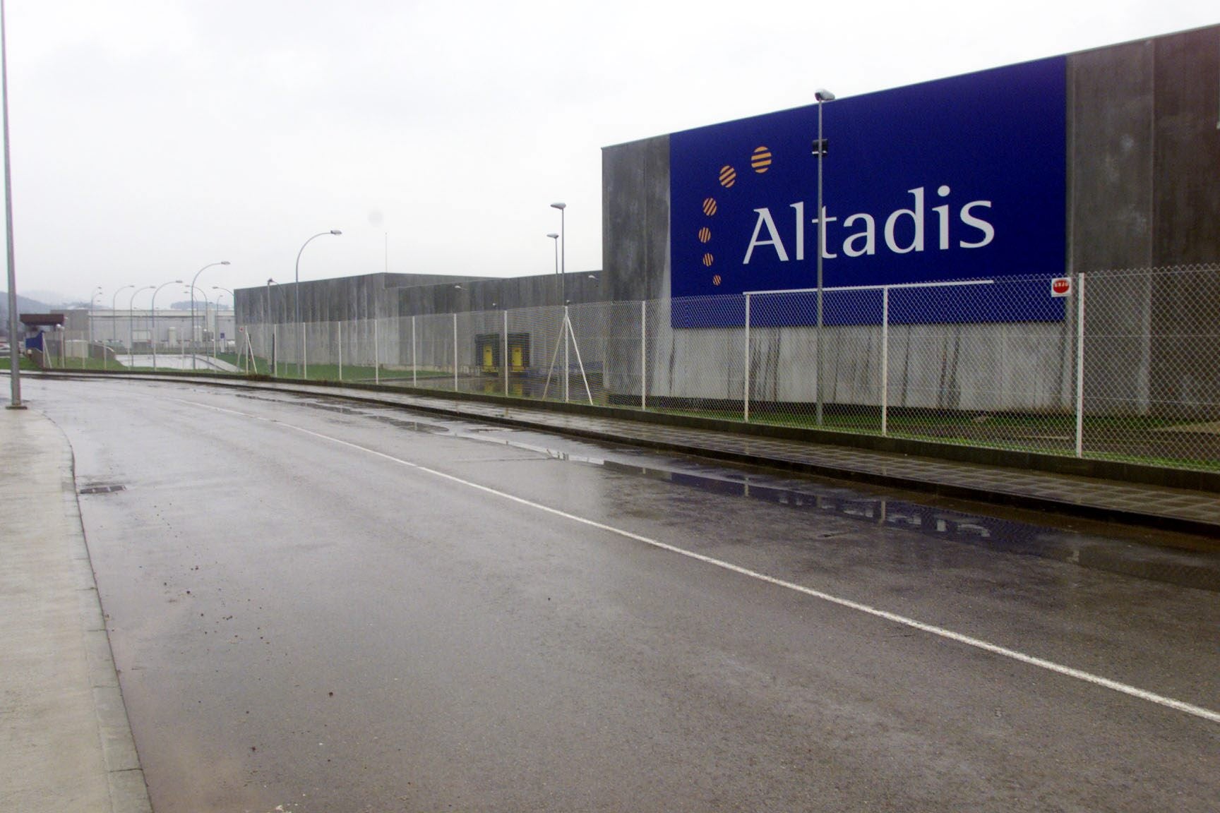 Trabajadores de Altadis recogen más de una tonelada de alimentos para el Banco de Alimentos