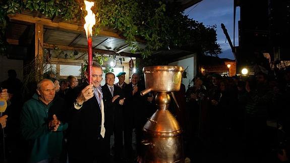 Carlos Herrera fue el encargado de encender las alquitaras.