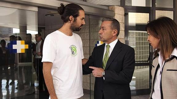 Rivero charla con un responsable de Greenpeace a la salida del hospital