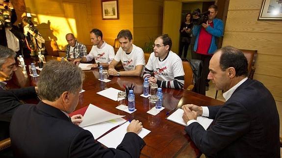Diego y Arasti junto a los trabajadores de Saint Gobain