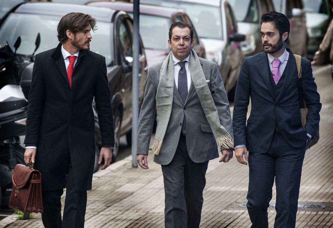 Jacobo Montalvo, en el centro, junto a sus abogados Antonio Bezanilla, a la izquierda, y Victor Valladares. 