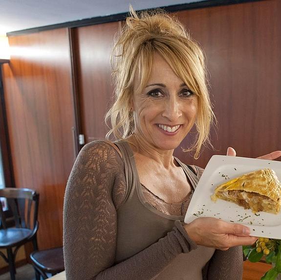 Begoña Cueli con el pincho de bonito y cebolla caramelizada. 
