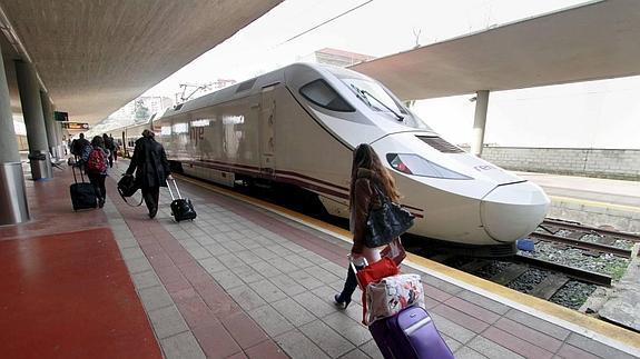Pasajeros rumbo a Madrid en la estación de Santander