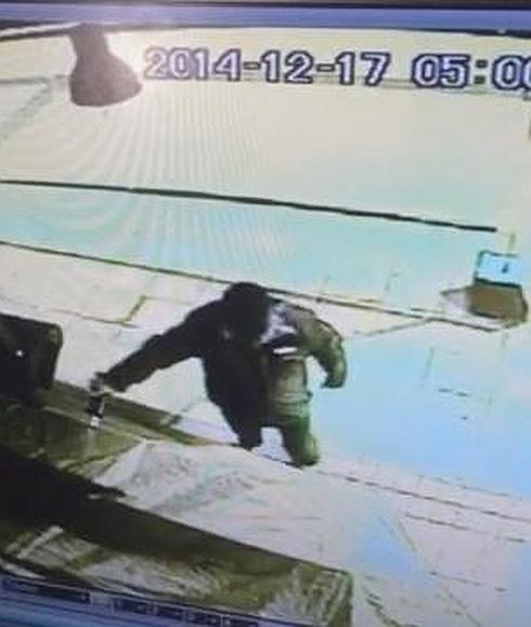 La cámara capta al encapuchado que quemó una fachada en Cañadío