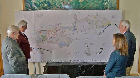 Vecinos de Los Corrales observando la planificación