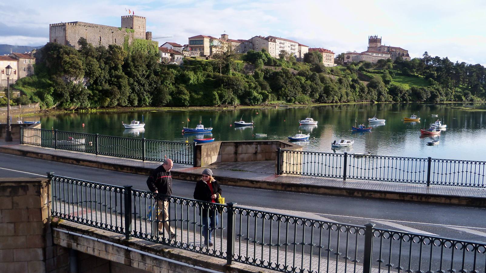 San Vicente de la Barquera con su castillo dominando la villa