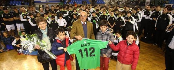 Santi, acompañado por su mujer y sus nietos, con la camiseta y la cifra '112'. 