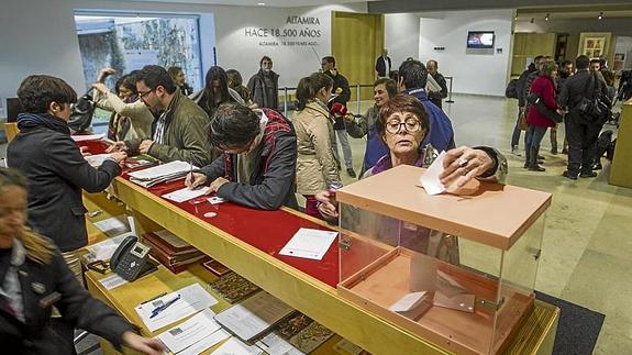 Imagen de los aspirantes que se inscribieron en el primer sorteo de las visitas experimentales, celebrado hace casi un año. Desde hacía doce no se abría la cueva de Altamira. 