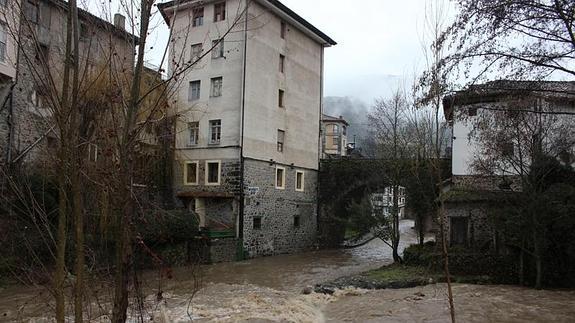 El paseo fluvial de Potes, inundado.