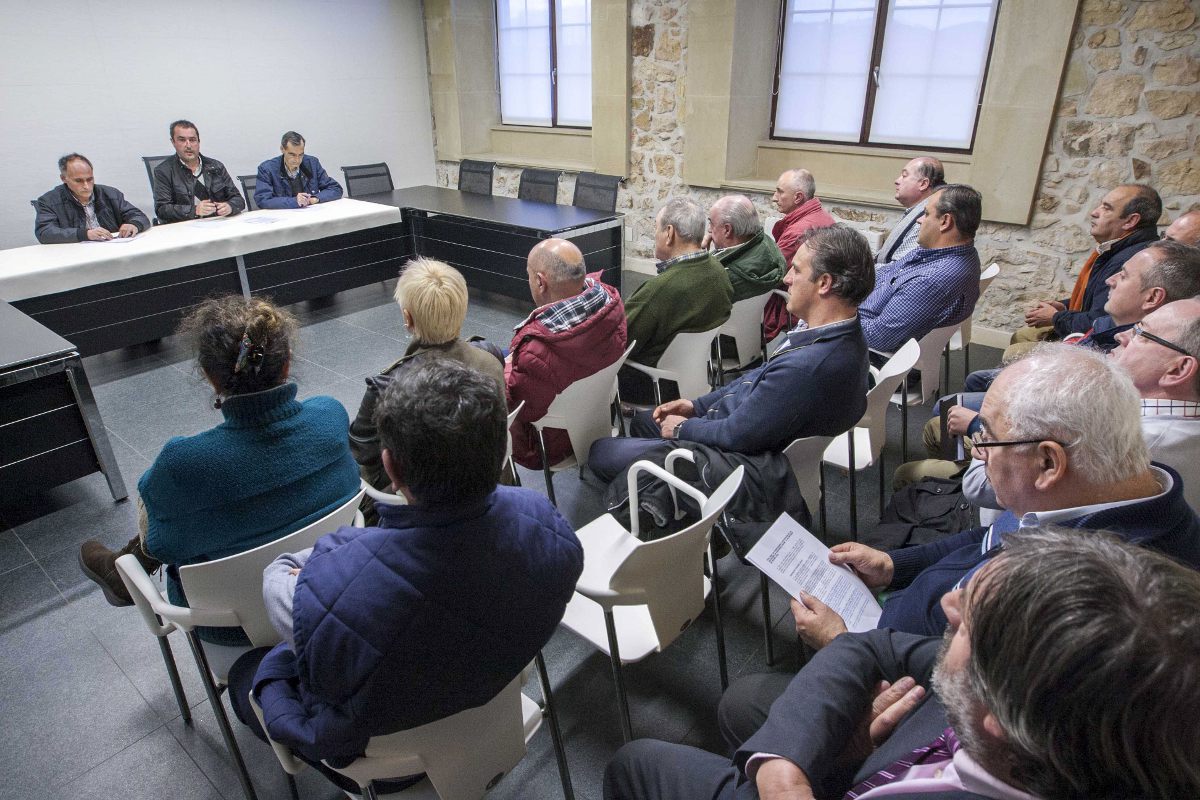 Imágen de archivo de una reunión previa a la constitución de una federación alternativa de municipios.