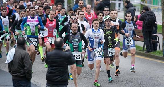 Bayón (a la izquierda en primer término), junto a Correa y Almagro, en la salida de la prueba astillerense.