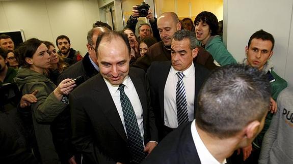Varias personas increpan a Diego en la UC.