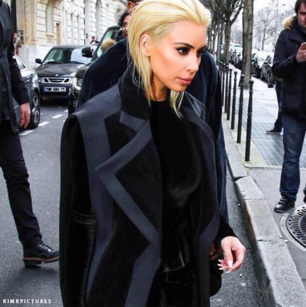 Kim Kardashian arrasa con su nuevo look.