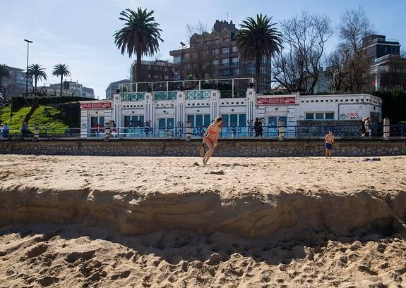 Las mareas de febrero se llevan la arena que fue repuesta el año pasado
