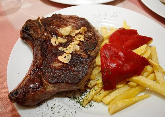 Chuleta con patatas y pimientos. 