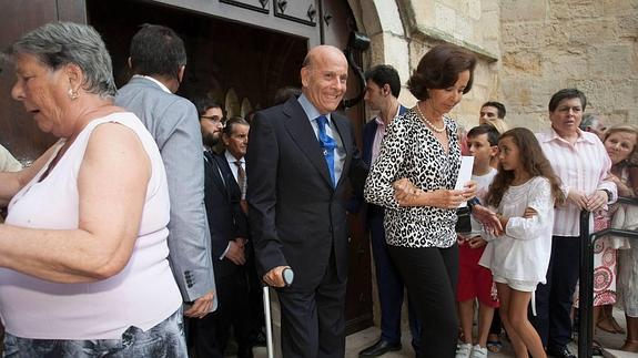 El expresidente Juan Hormaechea y su esposa, María Elena Alonso, en el funeral de Botín..