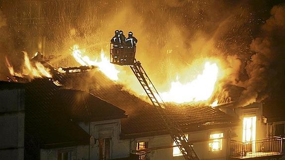 Trabajos de extinción del incendio en octubre de 2008.