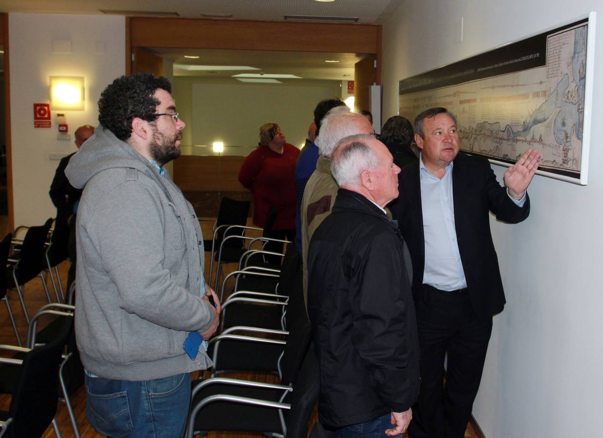 El panel ya luce en el salón de plenos.