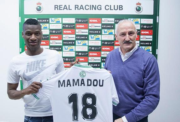 Mamadou Sylla y Tuto Sañudo posan con la camiseta del club.