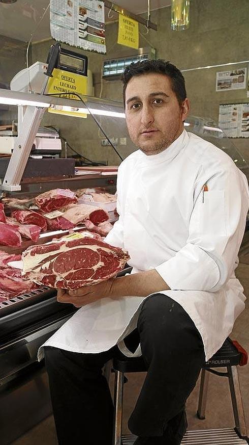 Francisco ahora trabaja en la cocina de una carnicería, en Barreda, donde elabora platos para llevar.