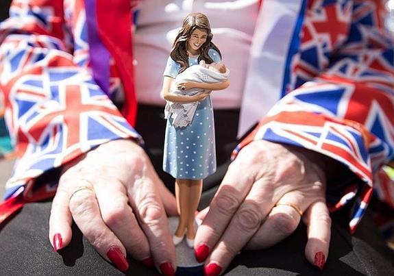 Los ingleses ya están expectantes por la llegada del bebé real.