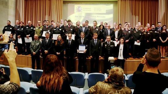 Representantes de las instituciones de Cantabria posan con los condecorados el Día de la Seguridad Privada.
