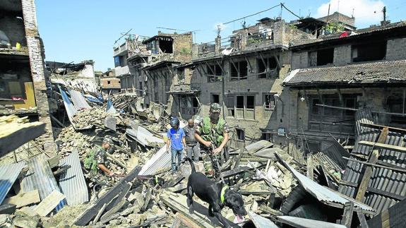 El ejército y voluntarios buscan supervivientes en Nepal tras el terremoto. 