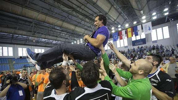 Rodrirgo Reñones, manteado por sus jugadores.