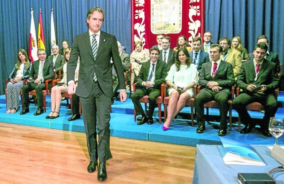 El alcalde se baja el sueldo un 8% y congela los salarios de los concejales
