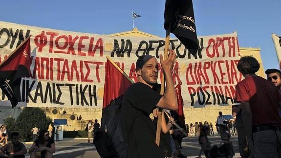 Tsipras trata de reunir apoyos en Syriza para asegurar aprobación del acuerdo