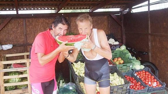 En una frutería cerca de Miskolc, dando cuenta de una sandía.