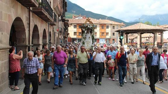 La patrona de Potes regresa en andas a la ermita