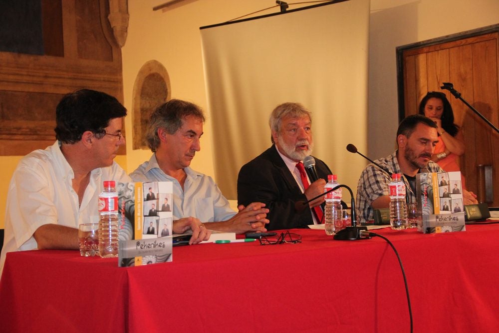 Ignacio Martín durante la presentación de su libro en Potes, en presencia de Pedro Álvarez, Javier Gómez y del editor del trabajo.