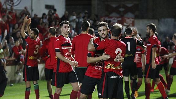 Los jugadores del Laredo celebran la victoria y el pase a la próxima eliminatoria.