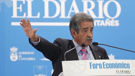 El presidente de Cantabria, Miguel Ángel Revilla, durante su intervención.