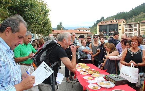 El jurado puntuando y degustando las tortillas presentadas al concurso.
