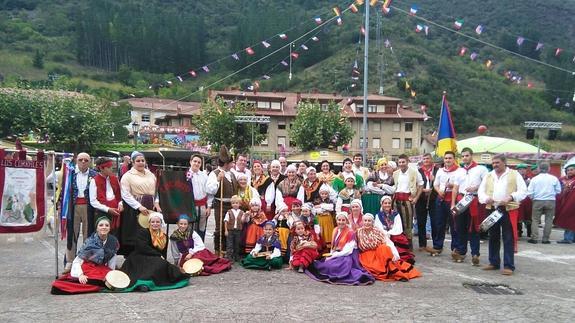 Grupos folclóricos participantes en el Día de Liébana.